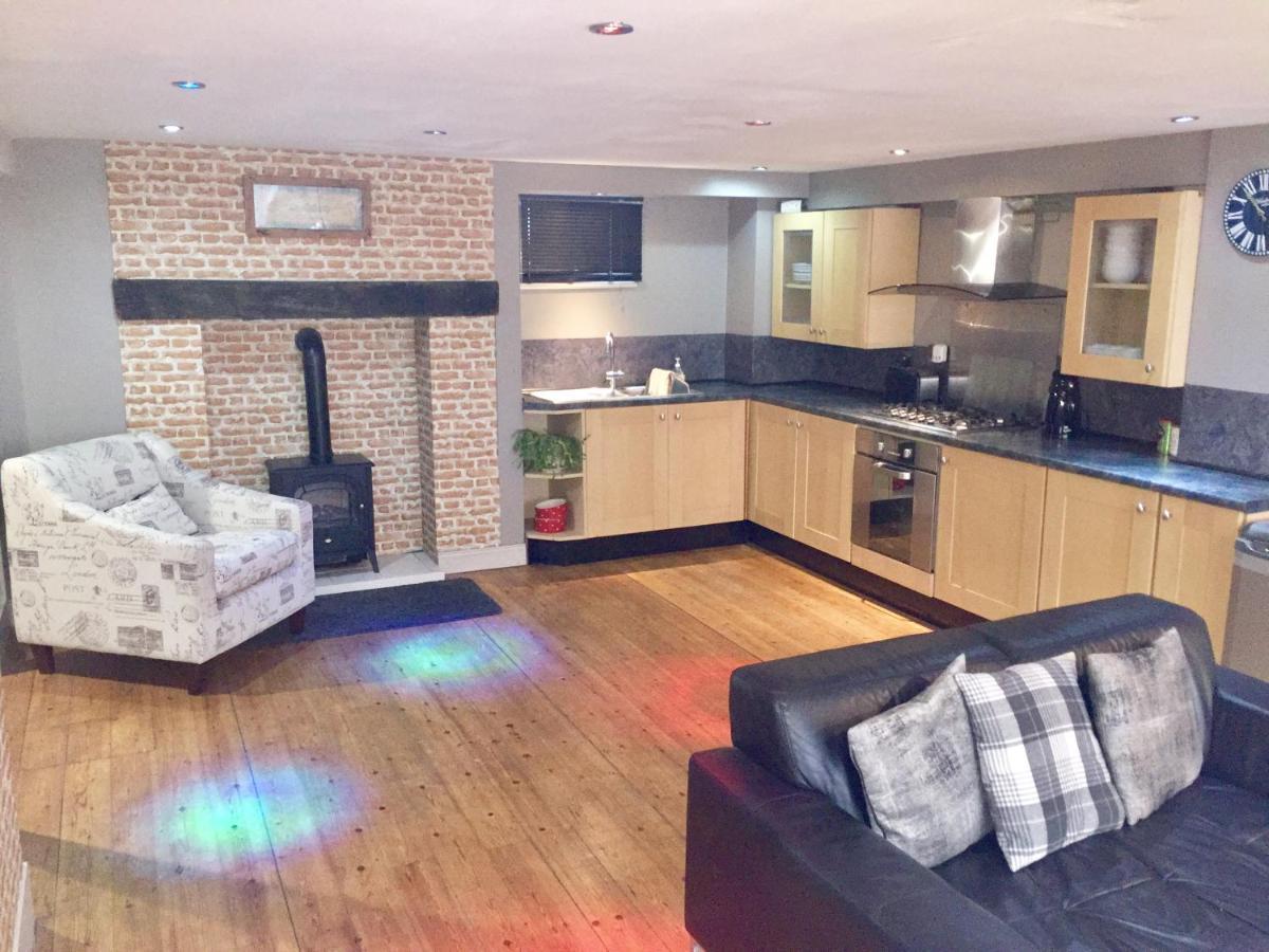 Large 2-Bed House Derbyshire Off Chatsworth Rd Chesterfield Buitenkant foto